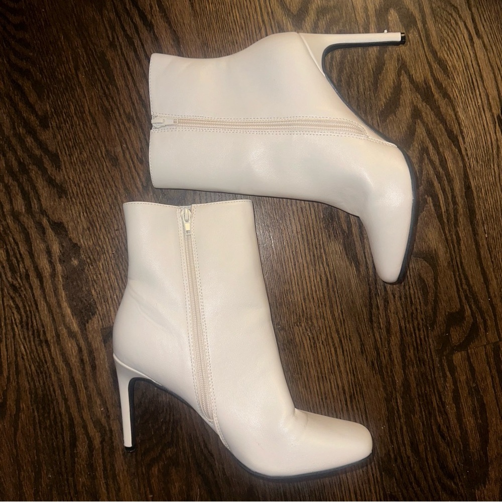 Journee Collection Size 9.5 White Zipup Heeled Cowboy Boots Silvy Booties